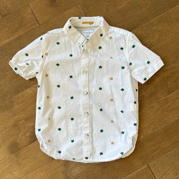 Kids white button clover-patterned shirt. Size 5/6. EUC. - Picture 1 of 3